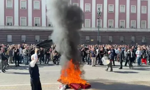 Уличные бои в Албании